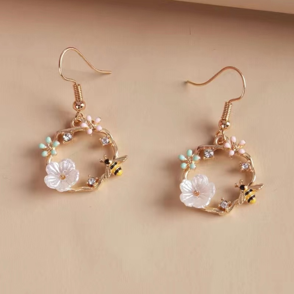 NEW Dainty flower bee circle dangle gold earrings